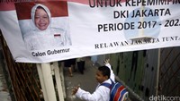 Spanduk dukungan untuk Walikota Surabaya Tri Rismaharini untuk maju dalam bursa Pilkada DKI Jakarta terus mengalir di Ibukota, Jumat (5/8/2016).