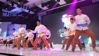 Para finalis Abang sedang beraksi di atas panggung dengan pakaian khas Betawi.