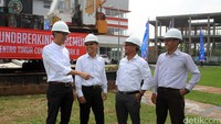 (Kanan-kiri) Project Manager PT Bakrie Pangripa Loka (BPL), Herry Susanto, Chief Operation Officer BPL, Donny Wijaya, Chief Design & Construction Officer BPL, Windoko serta Promotion Division Head BPL, Erfan Bachtiar berbincang seusai Ground Breaking Sentra Timur Commercial Park 8 di Jakarta, Kamis (4/8).