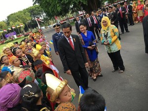 Didampingi Anak-anak Berpakaian Adat, Jokowi Sambut Kedatangan Presiden Ukraina
