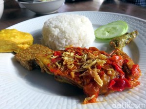 Cafe DPakar: Huaah! Asyiknya Makan Ayam Penyet Super Pedas di Pinggir Tebing