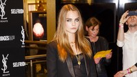 Model sekaligus aktris kelahiran 12 Agustus 1992 itu memang tak jarang tampil dengan gaya boyish-nya di red carpet. Tristan Fewings/Getty Images/detikFoto.