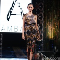 Ambah Batik by Stephany mengusung tema 50 to 50 bertempat di Ballroom Dharmawangsa Hotel. Jakarta. [Foto: Mohammad Abduh/Wolipop]