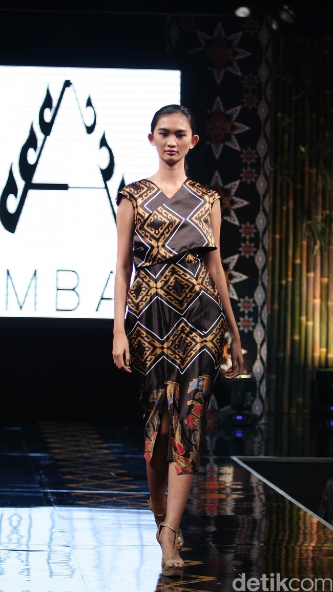 Ambah Batik by Stephany mengusung tema 50 to 50 bertempat di Ballroom Dharmawangsa Hotel. Jakarta. [Foto: Mohammad Abduh/Wolipop]