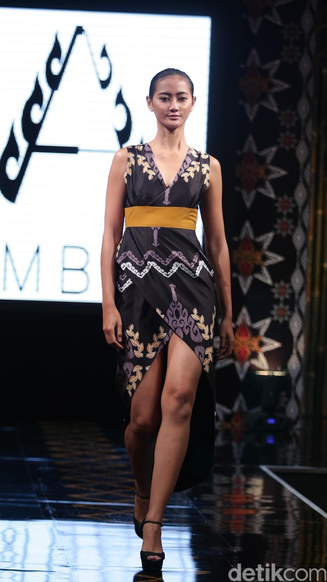 Ambah Batik by Stephany mengusung tema 50 to 50 bertempat di Ballroom Dharmawangsa Hotel. Jakarta. [Foto: Mohammad Abduh/Wolipop]