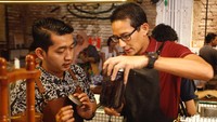 Sandiaga Uno tampak serius meracik kopi.