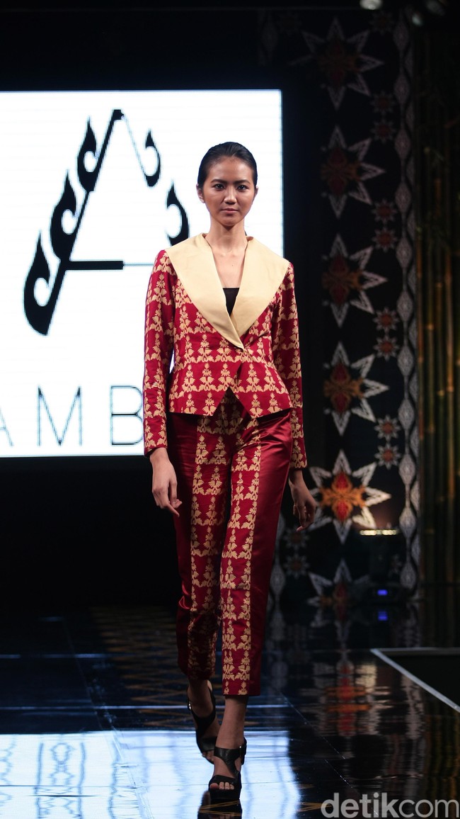 Ambah Batik by Stephany mengusung tema 50 to 50 bertempat di Ballroom Dharmawangsa Hotel. Jakarta. [Foto: Mohammad Abduh/Wolipop]