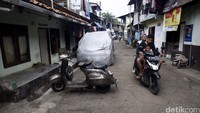 Pengendara sepeda motor melintas di Kampung Bukit Duri yang akan ditertibkan oleh Pemprov DKI Jakarta.