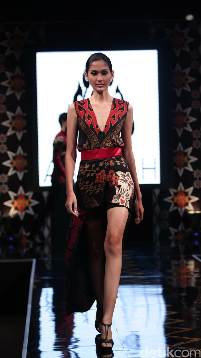 Ambah Batik by Stephany mengusung tema 50 to 50 bertempat di Ballroom Dharmawangsa Hotel. Jakarta. [Foto: Mohammad Abduh/Wolipop]