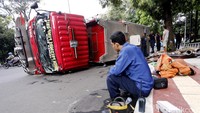 Satu unit mobil pemadam kebakaran (damkar), yang bergerak dari Kantor Wali Kota Jakarta Selatan terguling di Jalan Wijaya, depan Wisma Angkasa, Kebayoran Lama, Jakarta, Jumat (05/08/2016).