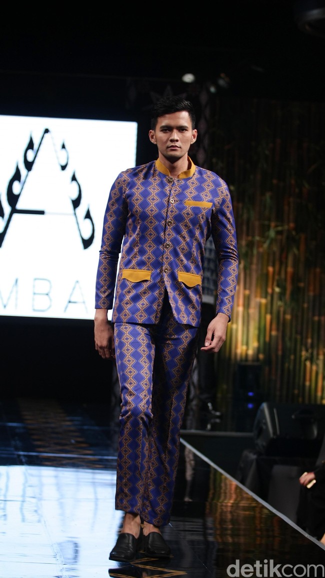Ambah Batik by Stephany mengusung tema 50 to 50 bertempat di Ballroom Dharmawangsa Hotel. Jakarta. [Foto: Mohammad Abduh/Wolipop]