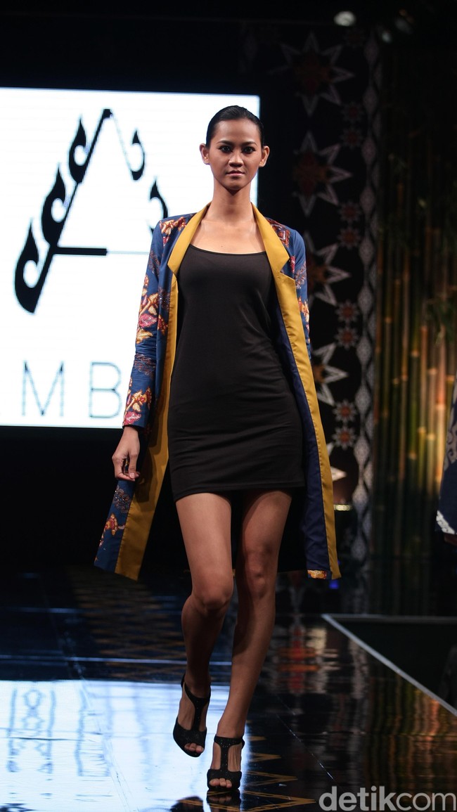 Ambah Batik by Stephany mengusung tema 50 to 50 bertempat di Ballroom Dharmawangsa Hotel. Jakarta. [Foto: Mohammad Abduh/Wolipop]