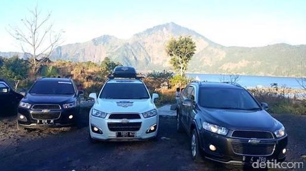 Barisan Chevrolet Captiva dalam acara touring Captiva Chevy Club
