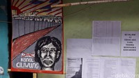 Spanduk dan selebaran berisi penolakan terpampang di tembok rumah warga.