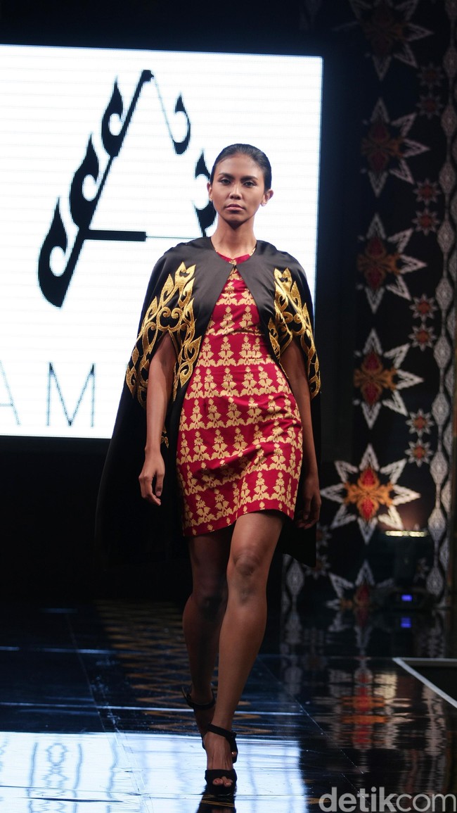 Ambah Batik by Stephany mengusung tema 50 to 50 bertempat di Ballroom Dharmawangsa Hotel. Jakarta. [Foto: Mohammad Abduh/Wolipop]