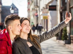 Fenomena ABG Pamer Foto Mesra