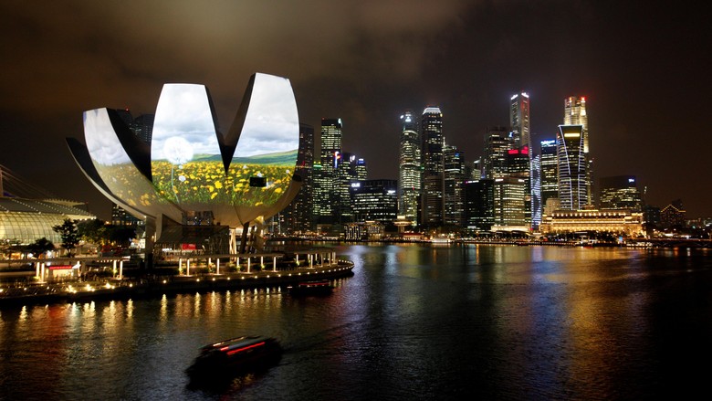 Ilustrasi Marina Bay Garden of Light, an animation by Hexogon Solution of Singapore, is projected on the ArtScience Museum during a media preview of the i Light Marina Bay sustainable light art festival in Singapore March 7, 2012. REUTERS/Edgar Su/File Photo