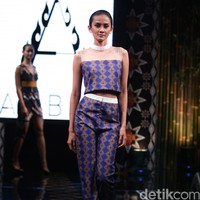 Ambah Batik by Stephany mengusung tema 50 to 50 bertempat di Ballroom Dharmawangsa Hotel. Jakarta. [Foto: Mohammad Abduh/Wolipop]