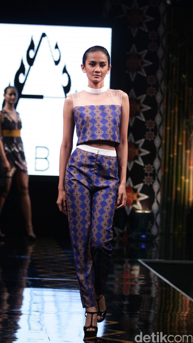 Ambah Batik by Stephany mengusung tema 50 to 50 bertempat di Ballroom Dharmawangsa Hotel. Jakarta. [Foto: Mohammad Abduh/Wolipop]