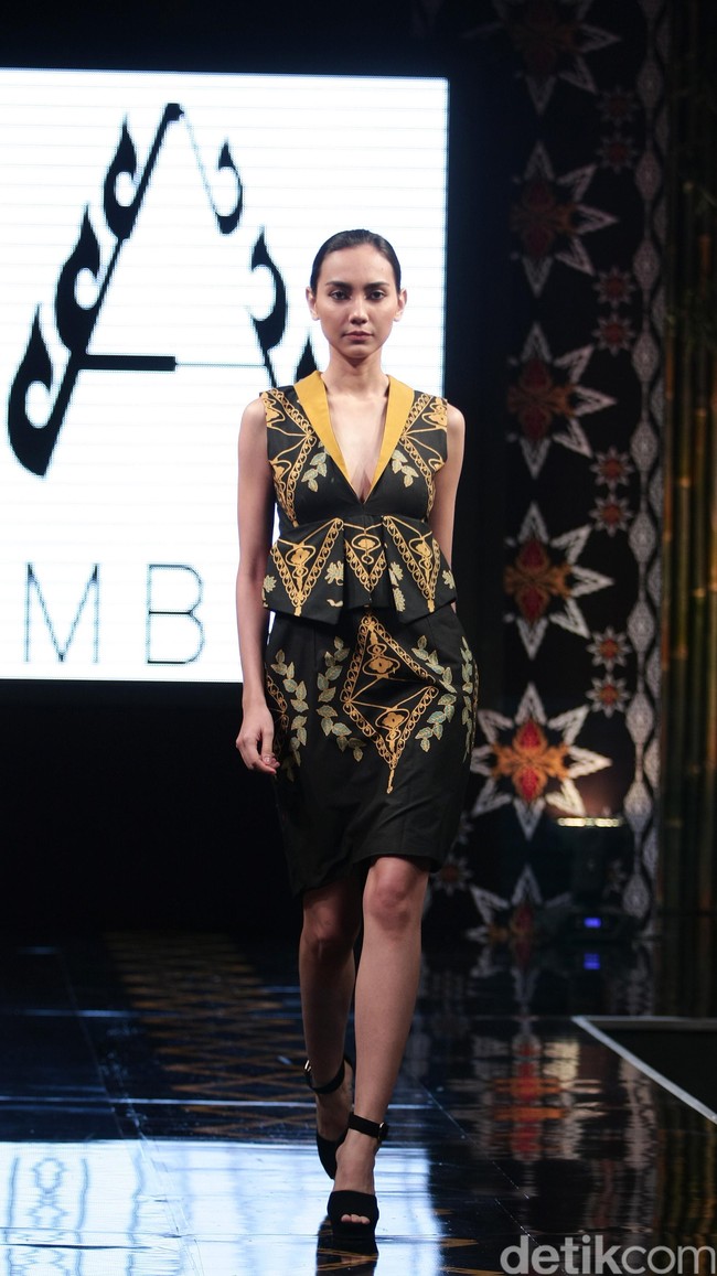 Ambah Batik by Stephany mengusung tema 50 to 50 bertempat di Ballroom Dharmawangsa Hotel. Jakarta. [Foto: Mohammad Abduh/Wolipop]