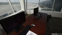 Untuk bisa sampai ke dalam sub tower AMC harus melewati salah satu garbarata lalu menaiki tangga untuk sampai menuju sub tower AMC.