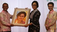 Sri Mulyani mendapat kenang-kenangan dari Ketua HIPMI Bahlil Lahadalia.