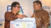 Dari kiri ke kanan: Head of EB Business Group PT Astra Life Aldi Rinaldi, Direktur Astra Life Stephanie Kesuma Presiden Direktur Astra Life Auddie A. Wiranata, Presiden Komisaris PT Barron Pandu Abadi & CEO BPA Holding Yunan P. Haris, Komisaris BPA Holding Yusi K. Haris, Direktur Astra Life Luky Suardi, dan Presiden Direktur BPA Uke Giri Utama usai peresmian kerjasama di Grand Mahakam Hotel Jakarta, Kamis, 28 Juli 2016. Pool/Astra Life.