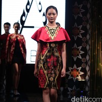 Ambah Batik by Stephany mengusung tema 50 to 50 bertempat di Ballroom Dharmawangsa Hotel. Jakarta. [Foto: Mohammad Abduh/Wolipop]