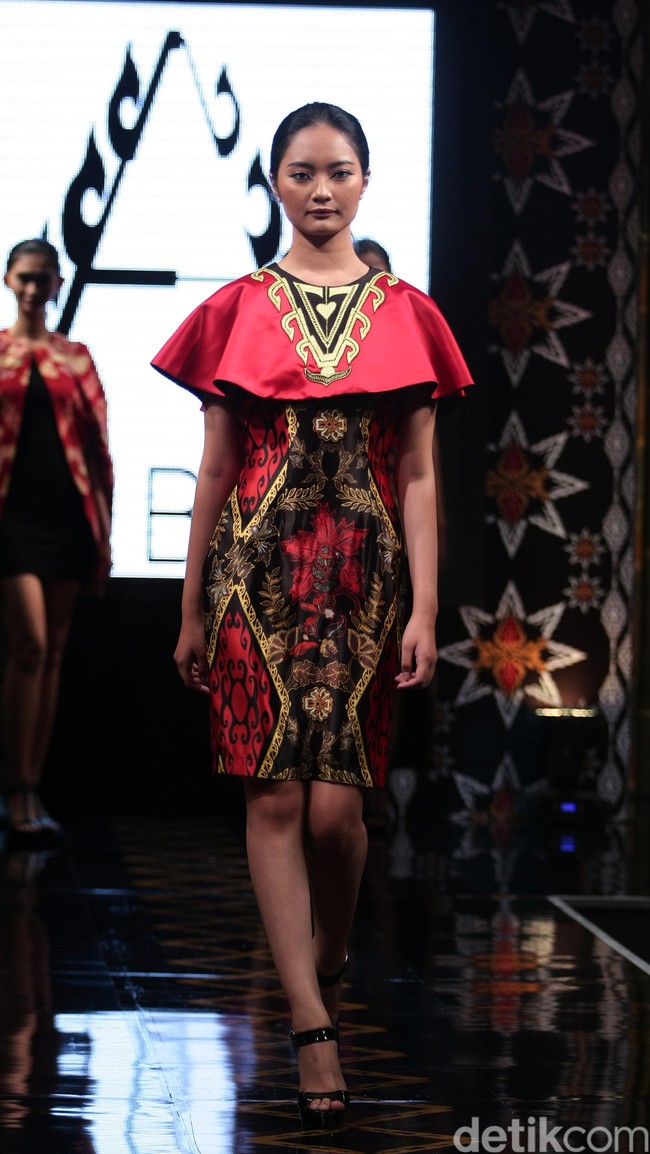 Ambah Batik by Stephany mengusung tema 50 to 50 bertempat di Ballroom Dharmawangsa Hotel. Jakarta. [Foto: Mohammad Abduh/Wolipop]