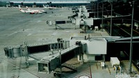 Kegiatan seperti lalu lintas kendaraan pengangkut bagasi juga dapat terlihat dari dalam AMC. Untuk di depan terlihat jelas runway untuk pesawat take off dan landing.