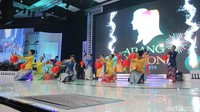 Acara juga dimeriahkan dengan berbagai macam tarian.