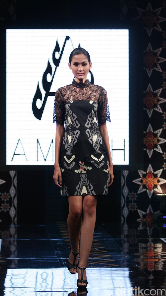 Ambah Batik by Stephany mengusung tema 50 to 50 bertempat di Ballroom Dharmawangsa Hotel. Jakarta. [Foto: Mohammad Abduh/Wolipop]