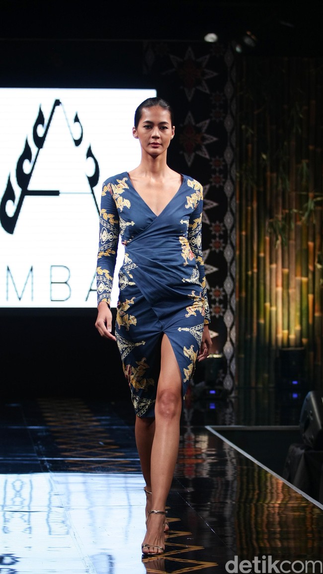 Ambah Batik by Stephany mengusung tema 50 to 50 bertempat di Ballroom Dharmawangsa Hotel. Jakarta. [Foto: Mohammad Abduh/Wolipop]