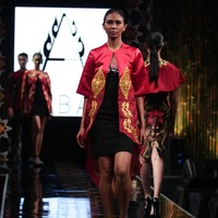 Ambah Batik by Stephany mengusung tema 50 to 50 bertempat di Ballroom Dharmawangsa Hotel. Jakarta. [Foto: Mohammad Abduh/Wolipop]