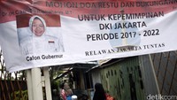 Masyarakat Jakarta juga antusias dengan isu pencalonan Risma dalam bursa Pilkada DKI melawan incumbent Ahok.