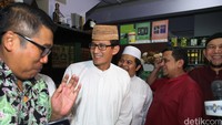 Sandiaga Uno menerima surat dukungan itu setelah menunaikan Salat Jumat di Masjid Baitul Mughni.