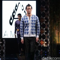 Ambah Batik by Stephany mengusung tema 50 to 50 bertempat di Ballroom Dharmawangsa Hotel. Jakarta. [Foto: Mohammad Abduh/Wolipop]