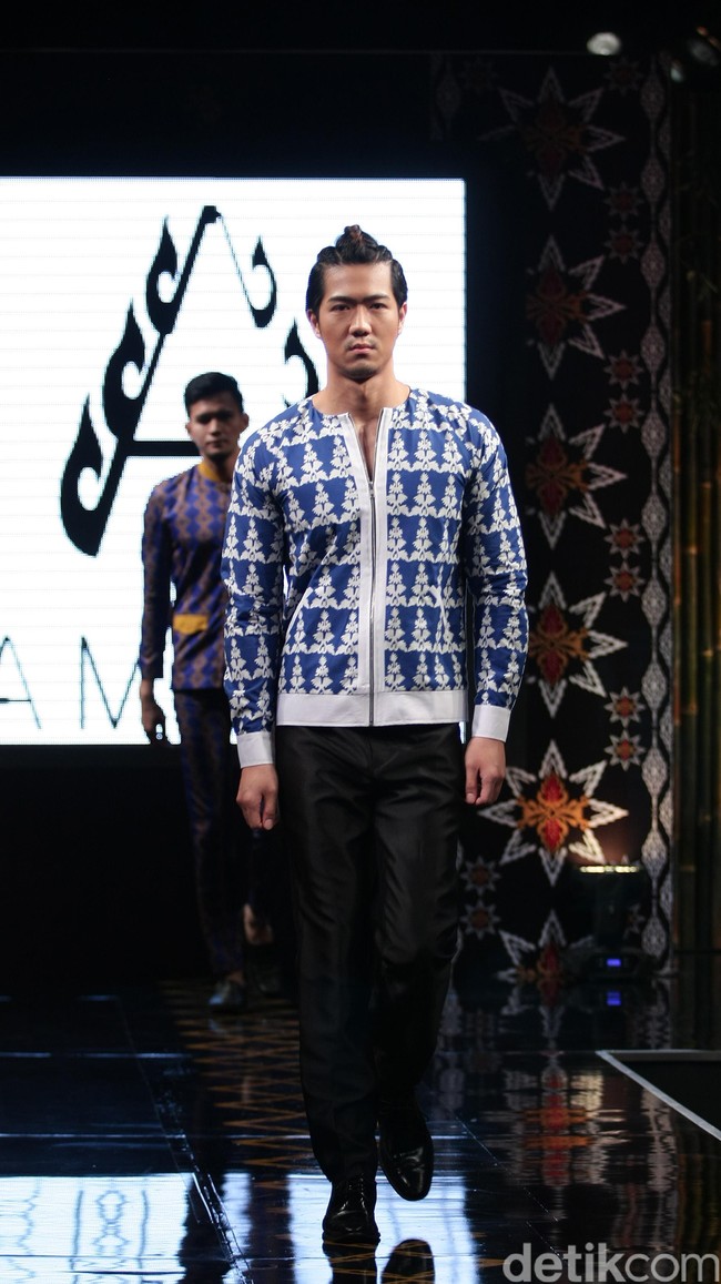 Ambah Batik by Stephany mengusung tema 50 to 50 bertempat di Ballroom Dharmawangsa Hotel. Jakarta. [Foto: Mohammad Abduh/Wolipop]