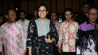 Menteri Keuangan Sri Mulyani (kedua kiri) bersama Dirjen Pajak, Ken Dwijugiasteadi (kanan), Ketua HIPMI Bahlil Lahadalia (kiri) dan Ketua HIPMI Tax Center Ajib Hamdani saat acara sosialisasi Tax Amnesty yang digelar Himpunan Pengusaha Muda Indonesia (HIPMI) di Jakarta, Jumat (5/8).