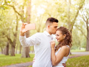 Fenomena Para Remaja Pamer Foto Mesra dengan Pacar di Media Sosial