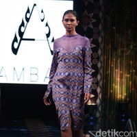 Ambah Batik by Stephany mengusung tema 50 to 50 bertempat di Ballroom Dharmawangsa Hotel. Jakarta. [Foto: Mohammad Abduh/Wolipop]