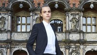 Gaya necis Cara di acara pembukaan pameran Jonathan Yeo Portraits di Denmark pada 19 Maret 2016. Schiller Graphics/Getty Images/detikFoto.