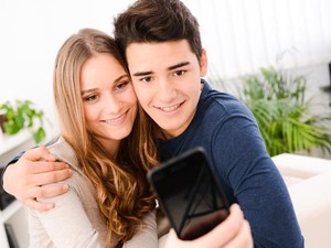 Ini Sebaiknya yang Diperhatikan Sebelum Unggah Foto Mesra ke Media Sosial