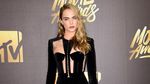 Parade Gaya Necis dan Stylish Cara Delevingne