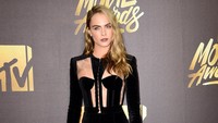 Ia pun terlihat seksi dan chic kenakan jumpsuit hitam di acara MTV Movie Awards 2016 di California pada 10 April 2016. Frazer Harrison/Getty Images/detikFoto.