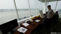 Terdapat sebuah meja panjang yang diatasnya terdapat 4 buah komputer, 2 telepon, radio untuk menyambungkan ke tower Air Traffic Control (ATC). Selain itu, ada pula call sign list yang berisikan kode panggilan. Di atas meja juga terdapat denah apron terminal.