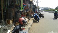 Kalaupun ada trotoar yang utuh, kadang difungsikan sebagai tempat parkir atau lapak pedagang.(Foto: Bartanius/detikcom)