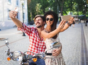 3 Faktor Penyebab Remaja Masa Kini Suka Pamer Kemesraan di Media Sosial