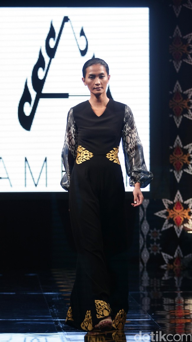 Ambah Batik by Stephany mengusung tema 50 to 50 bertempat di Ballroom Dharmawangsa Hotel. Jakarta. [Foto: Mohammad Abduh/Wolipop]