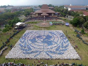 Pesan Menhub dan Formasi Ribuan Mahasiswa Bentuk Lambang PBB Tutup PPSMB UGM